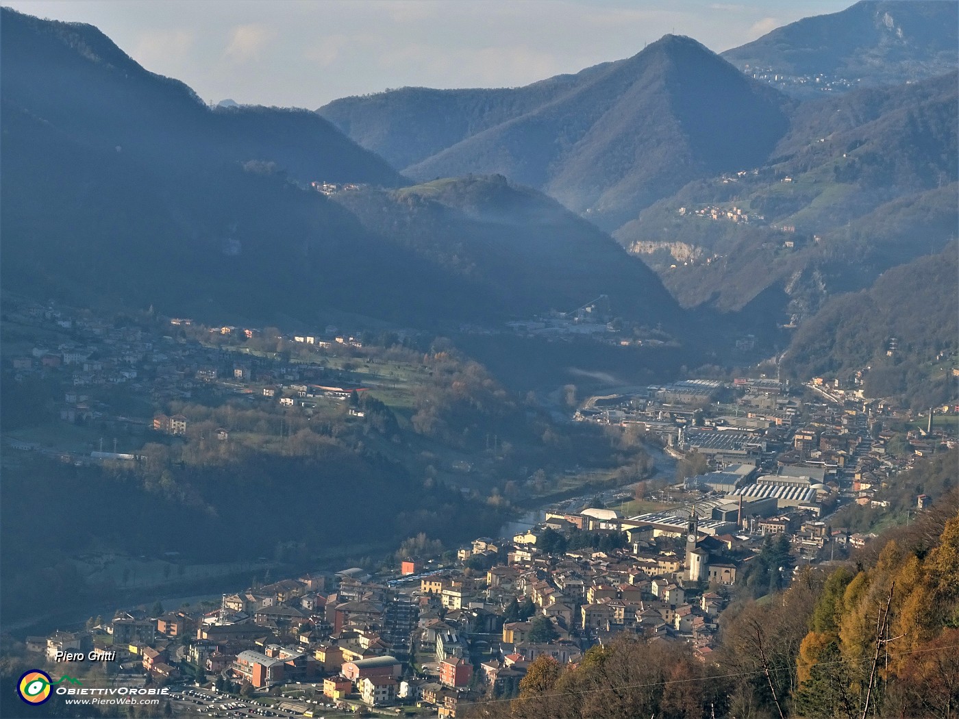 46 Vista panoramica su Zogno con la frazione di Stabello a sx.JPG -                                